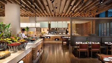 4 restaurants; breakfast, lunch, and dinner served