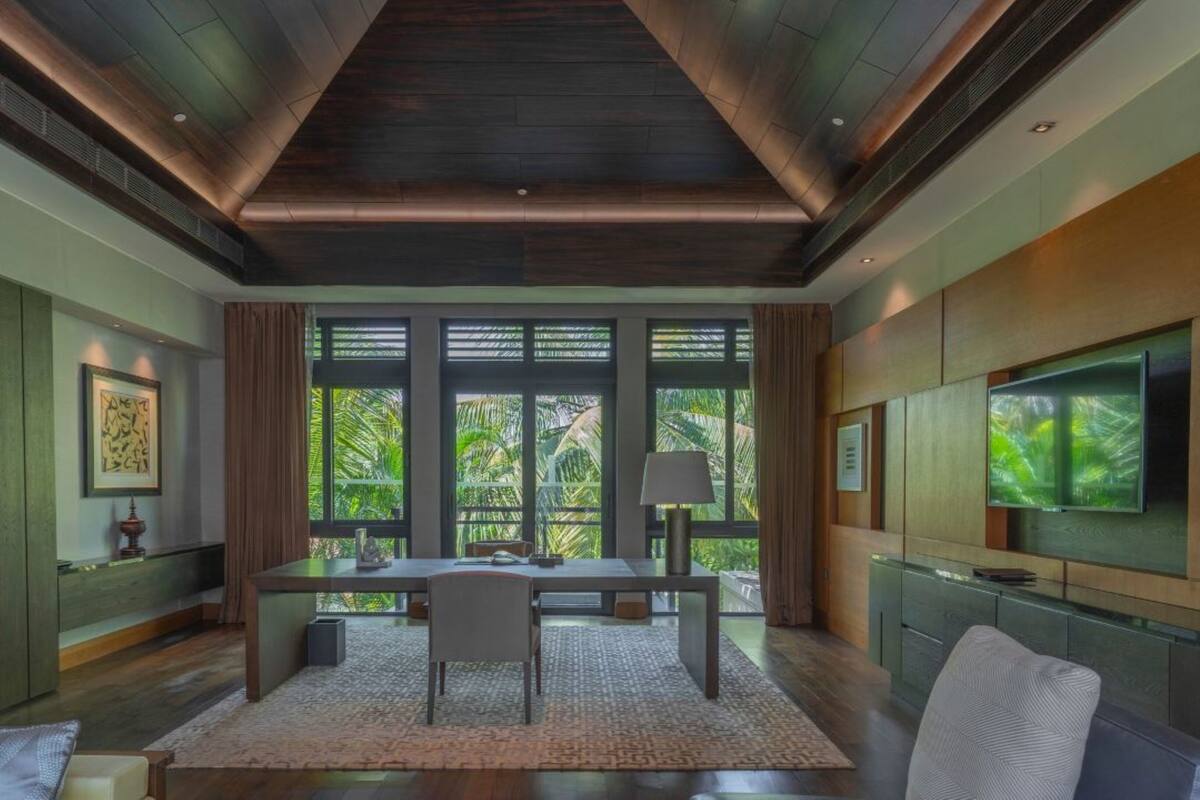 grand room, 2 double beds | in-room business centre