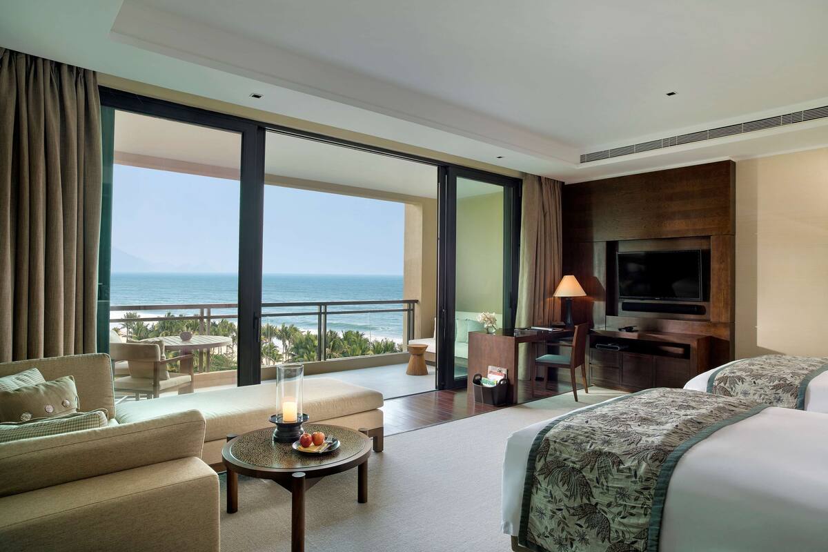 premium bedding, minibar, in-room safe, desk