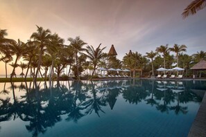 3 albercas al aire libre, sombrillas en la alberca y camastros