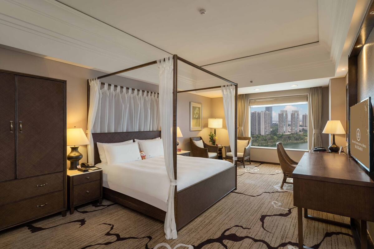 ผ้านวมขนเป็ด, มินิบาร์, ตู้นิรภัยในห้องพัก, โต๊ะทำงาน