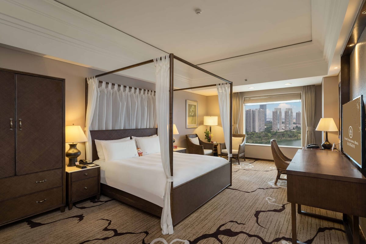 Minibar, in-room safe, laptop workspace, blackout drapes