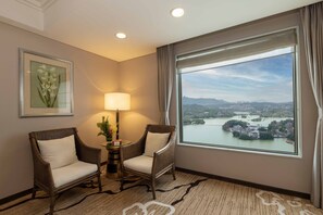 Chambre Exécutive, 1 très grand lit, vue lac | Coin séjour