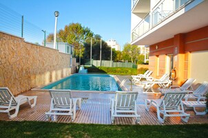 Una piscina al aire libre