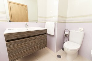 Bañera, secador de pelo, bidet, toallas