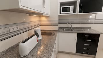Refrigerador, microondas, parrilla de estufa y cafetera de espresso