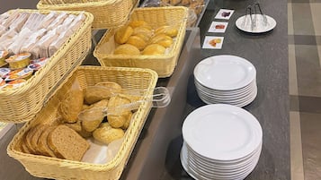 Kontinental morgenmad hver dag (8 EUR pr. person)