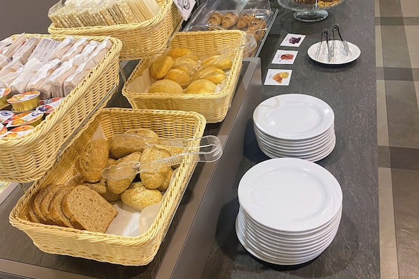 Bữa sáng kiểu Âu hàng ngày (8 EUR/mỗi người)