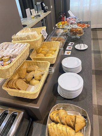 Daily continental breakfast (EUR 8 per person)