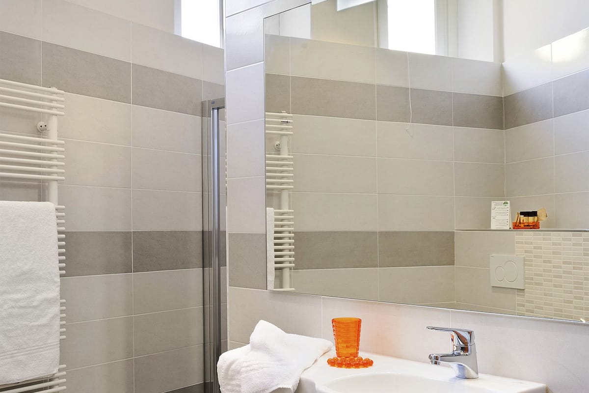 shower, rainfall showerhead, free toiletries, hair dryer