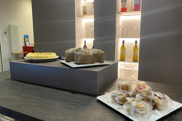 Daily continental breakfast (EUR 8 per person)