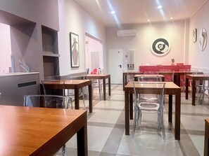 อาหารเช้าแบบคอนติเนนทัลทุกวัน (EUR 8 ต่อคน)