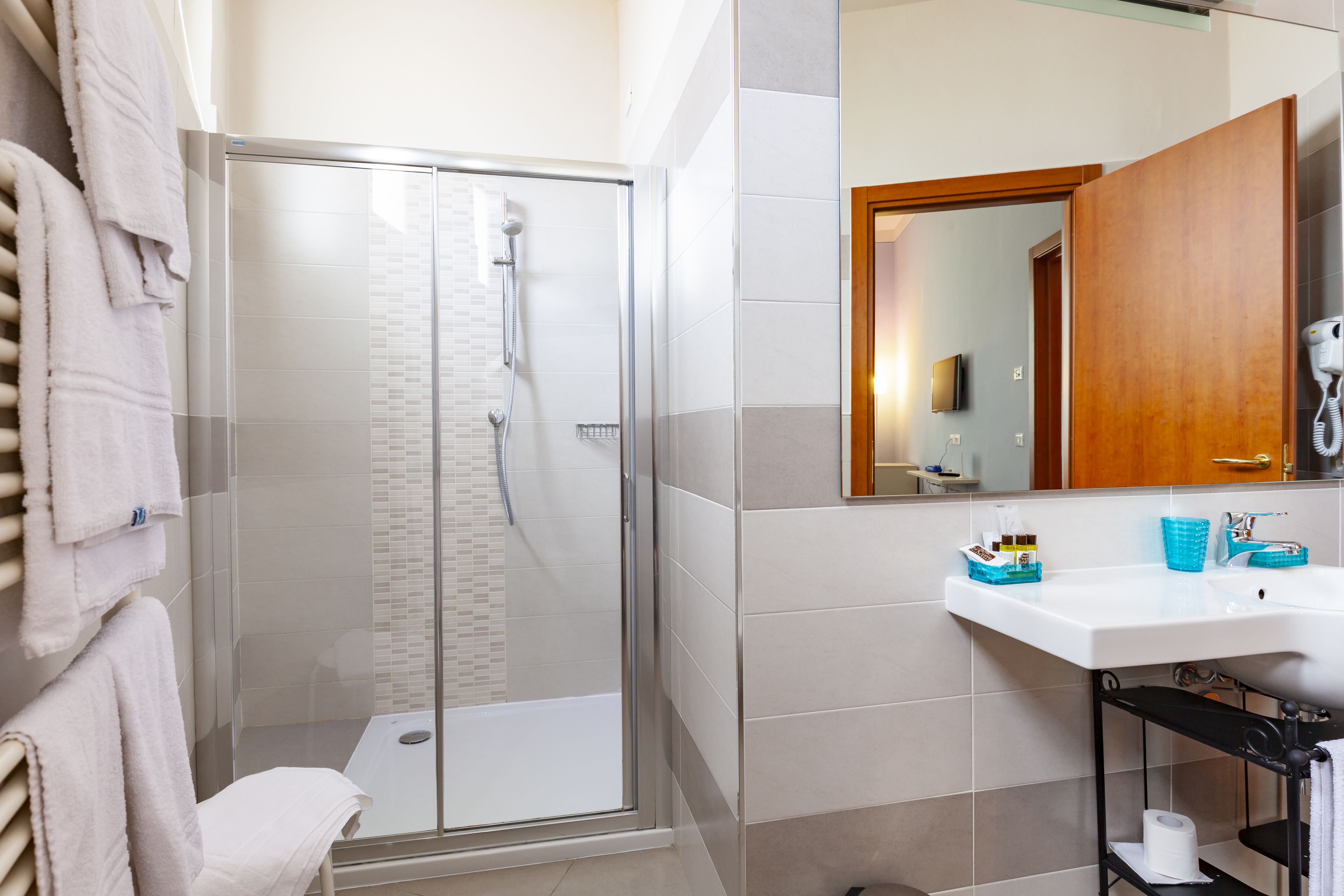 junior suite (bis) | bathroom | shower, rainfall showerhead, free toiletries, hair dryer