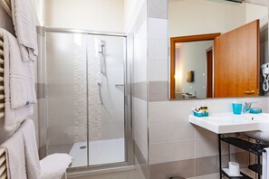 Suite Junior (BIS) | Salle de bain | Douche, douche cascade, articles de toilette (gratuits)