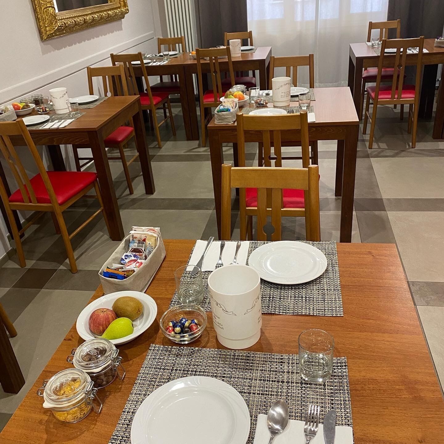 Petit déjeuner continental (8 EUR par personne)