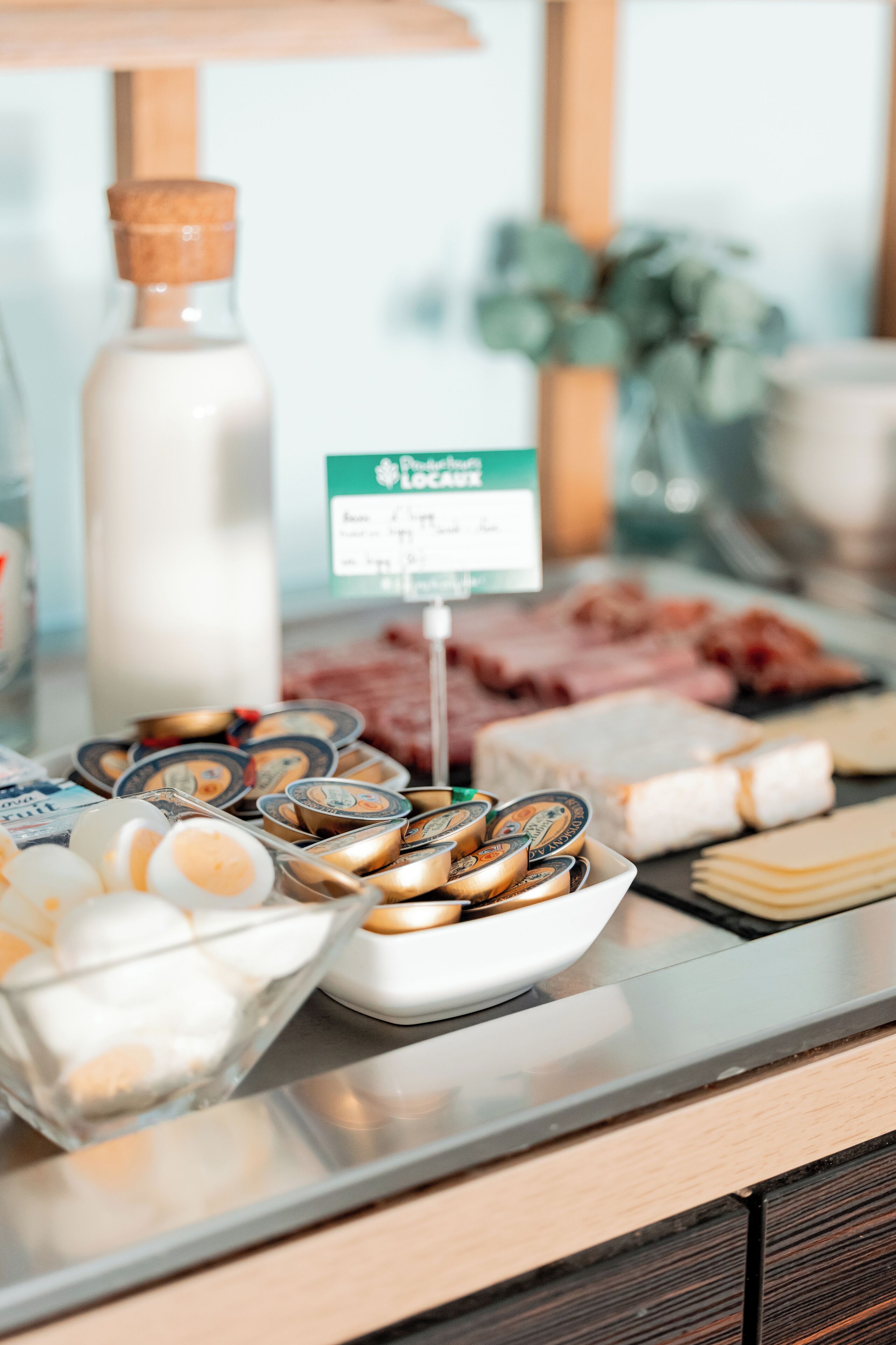 Un bufé con diversos alimentos, incluyendo huevos, queso y carne.