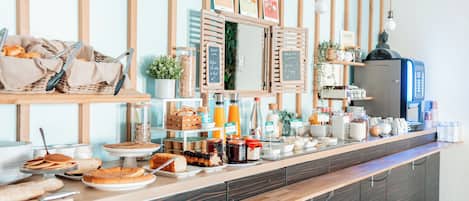 Daily continental breakfast (EUR 14 per person)