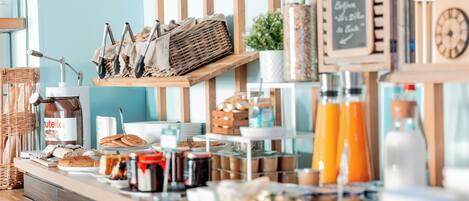 Un bufé de desayuno con diversas opciones de alimentos y salsas.