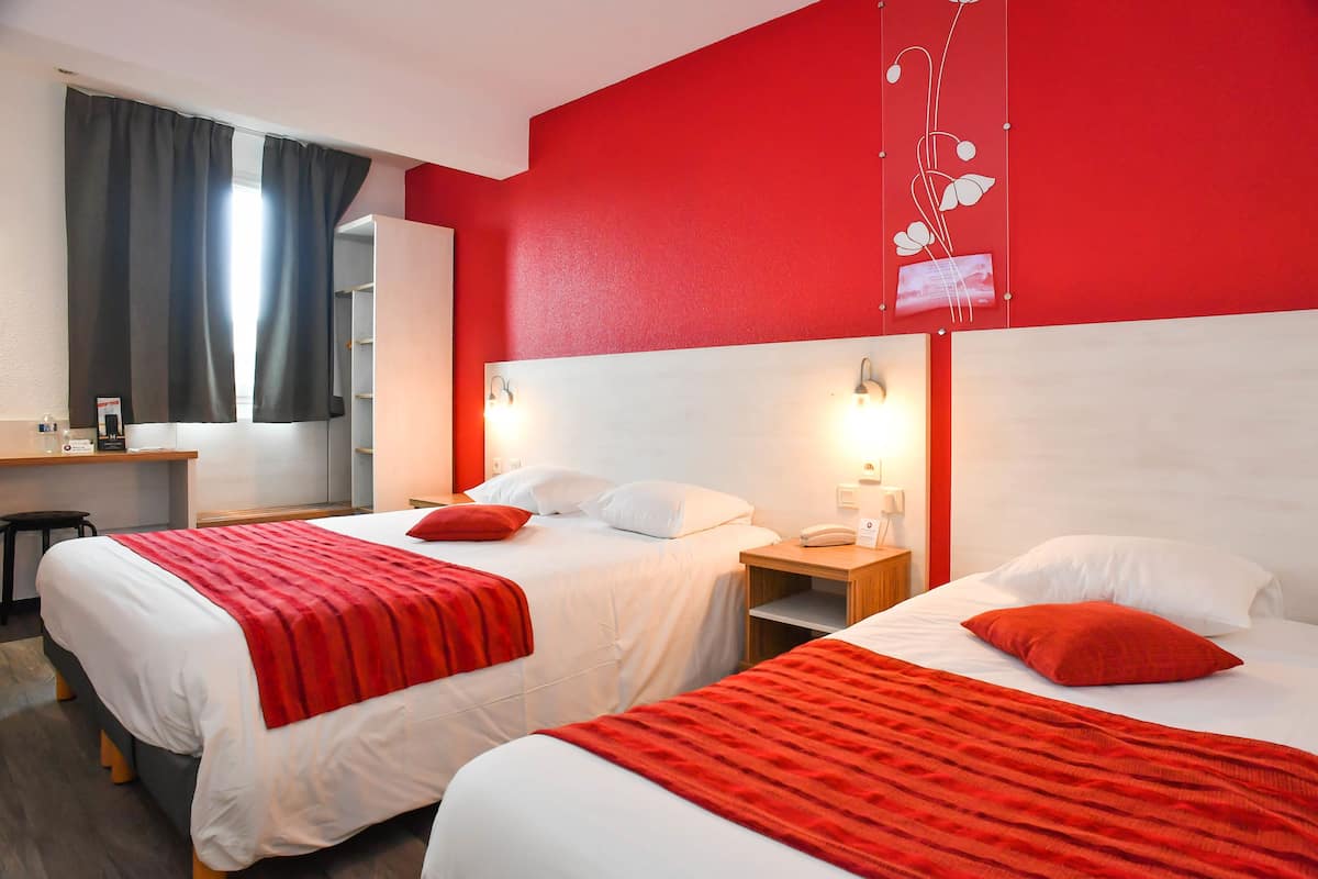 Comfort Triple Room | Desk, blackout drapes, soundproofing, iron/ironing board (on request)