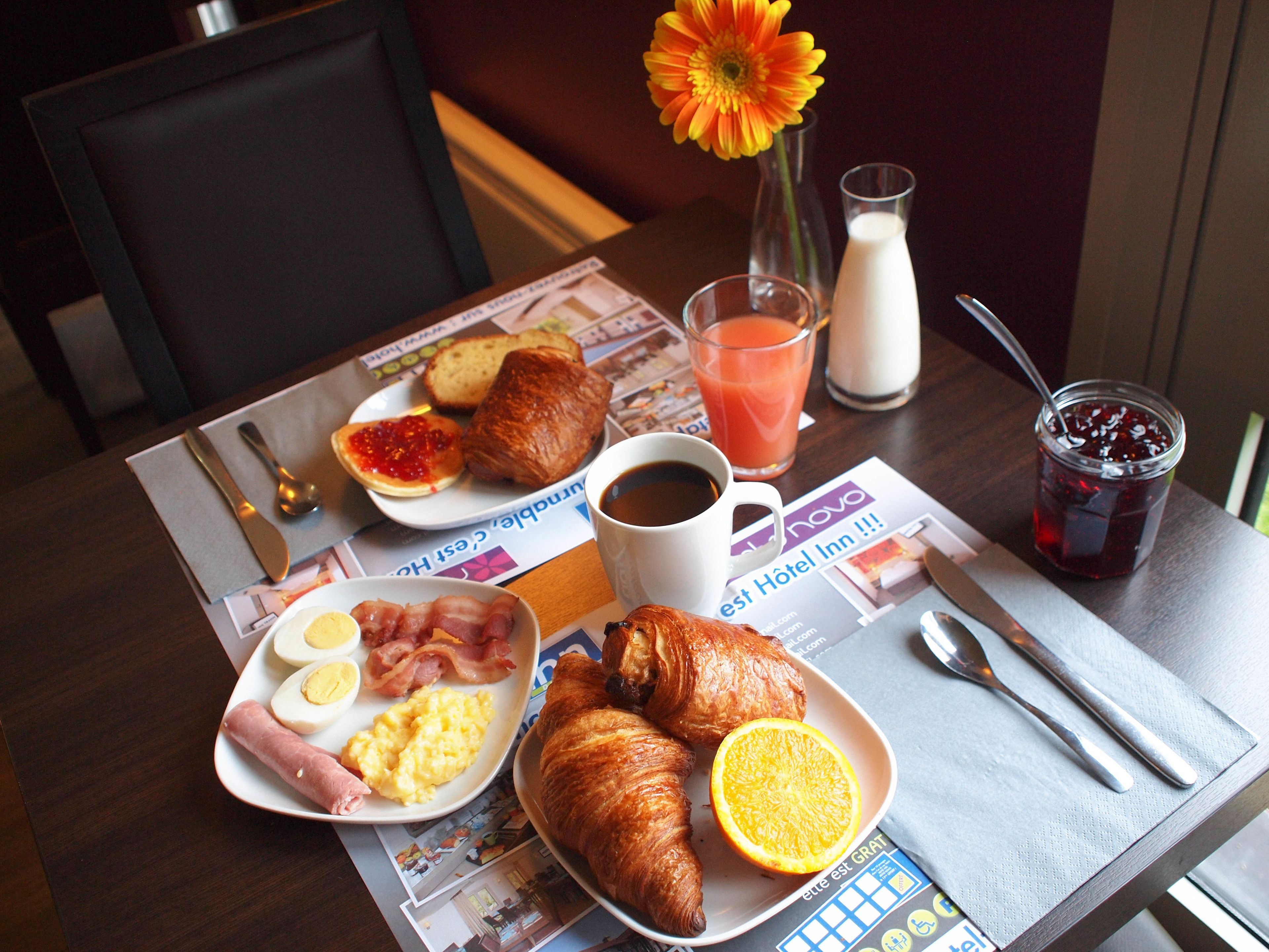 Desayuno buffet entre semana (EUR 9.5 por persona) 