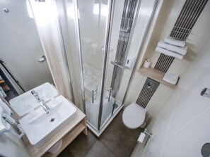 Roba de llit d'alta qualitat, escriptori i cortines opaques 