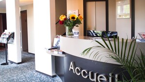 A reception desk with a sign reading "Accueil" in a hotel lobby. - Hôtel Inn Design & Restaurant Vannes  (Theix-Noyalo)