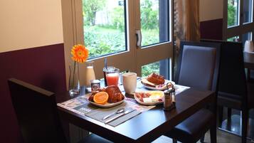 Petit déjeuner buffet servi en semaine (9.5 EUR par personne)