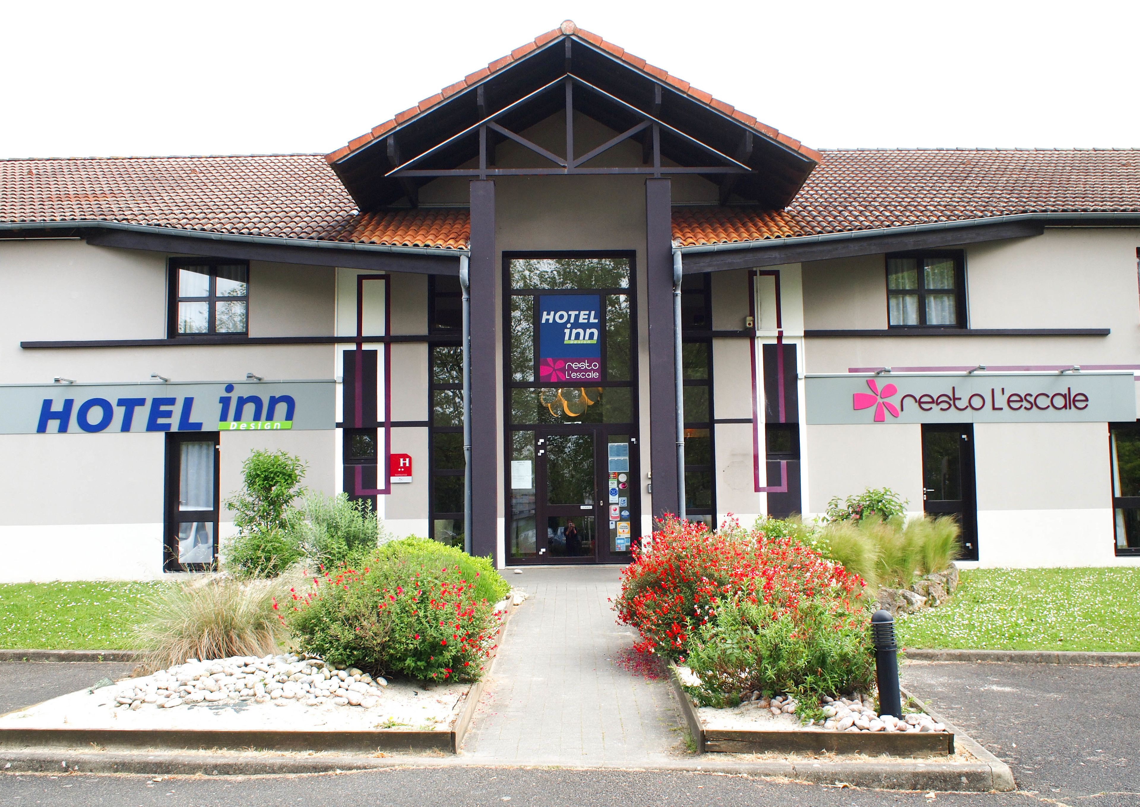 Vista frontal de la propiedad