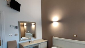 Dobbeltrom | Minibar, safe på rommet, skrivebord og wi-fi (inkludert)