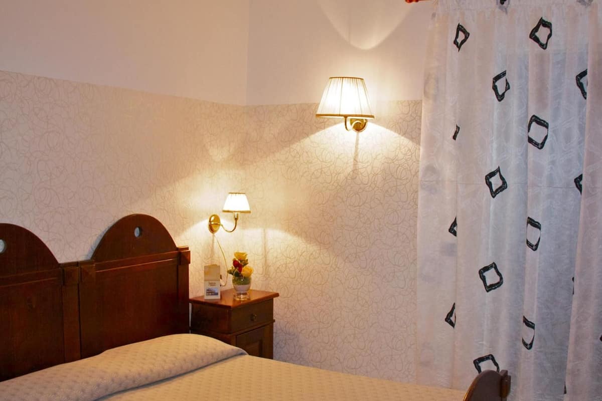 Triple Room | Minibar, desk, cots/infant beds, free WiFi