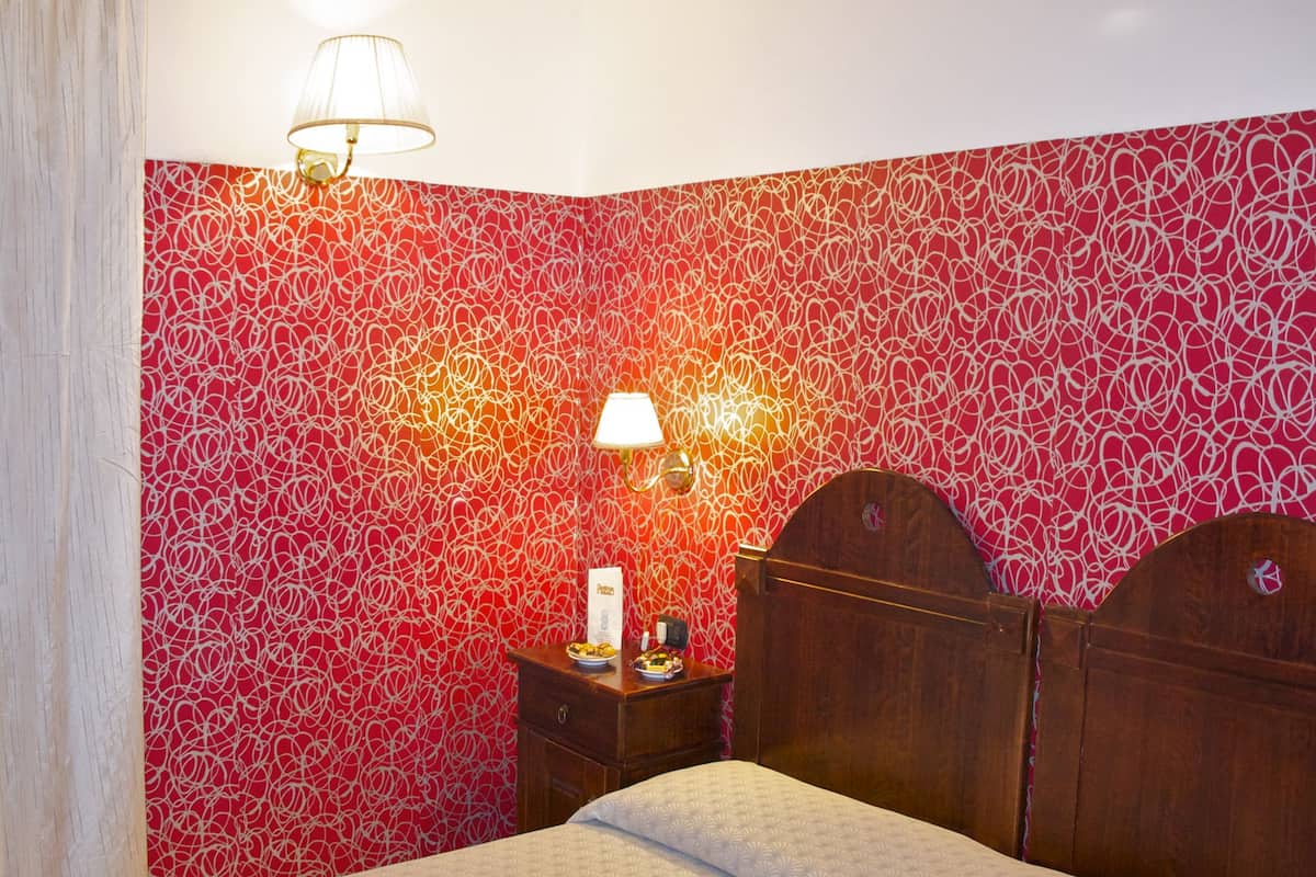 Minibar, desk, cribs/infant beds, free WiFi