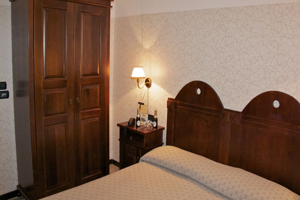 Minibar, desk, cribs/infant beds, free WiFi