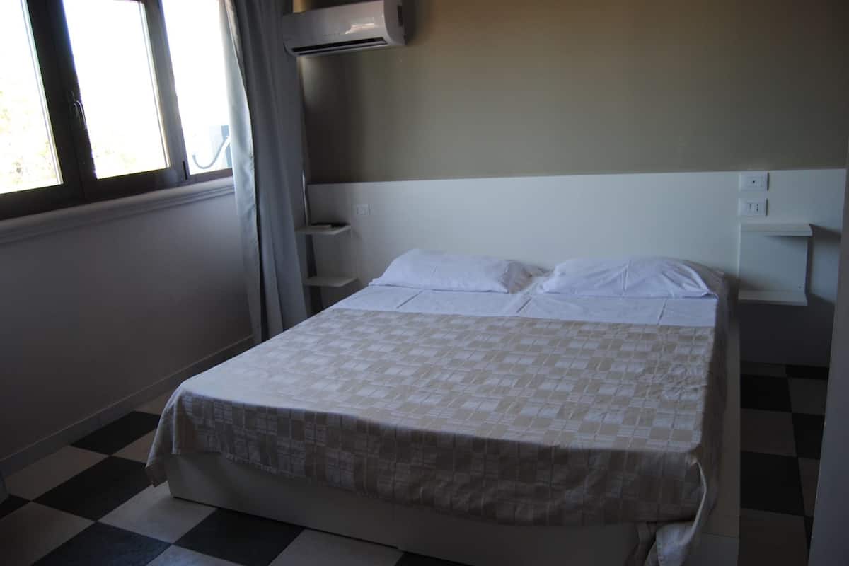 Single Room | Minibar, desk, cots/infant beds, free WiFi