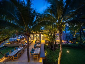 Frokost og lunsj serveres, thailandske retter, utsikt mot stranden 