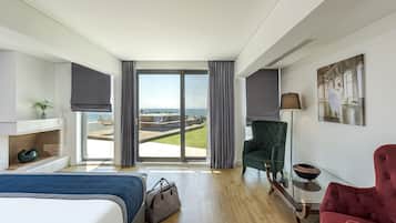 Penthouse Suite, Sea View and Jacuzzi | Minibar, in-room safe, blackout curtains, soundproofing