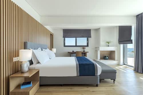 Penthouse Suite, Sea View and Jacuzzi | Näkymä huoneesta