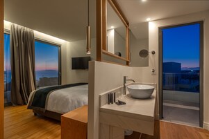 Junior Penthouse suite Sea View, Jacuzzi | Bathroom | Free toiletries, hair dryer, bathrobes, slippers