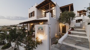 Un moderno edificio de dos pisos con un letrero que dice "STUDIOS PETROS".
