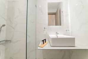 Shower, hydromassage showerhead, free toiletries, hair dryer