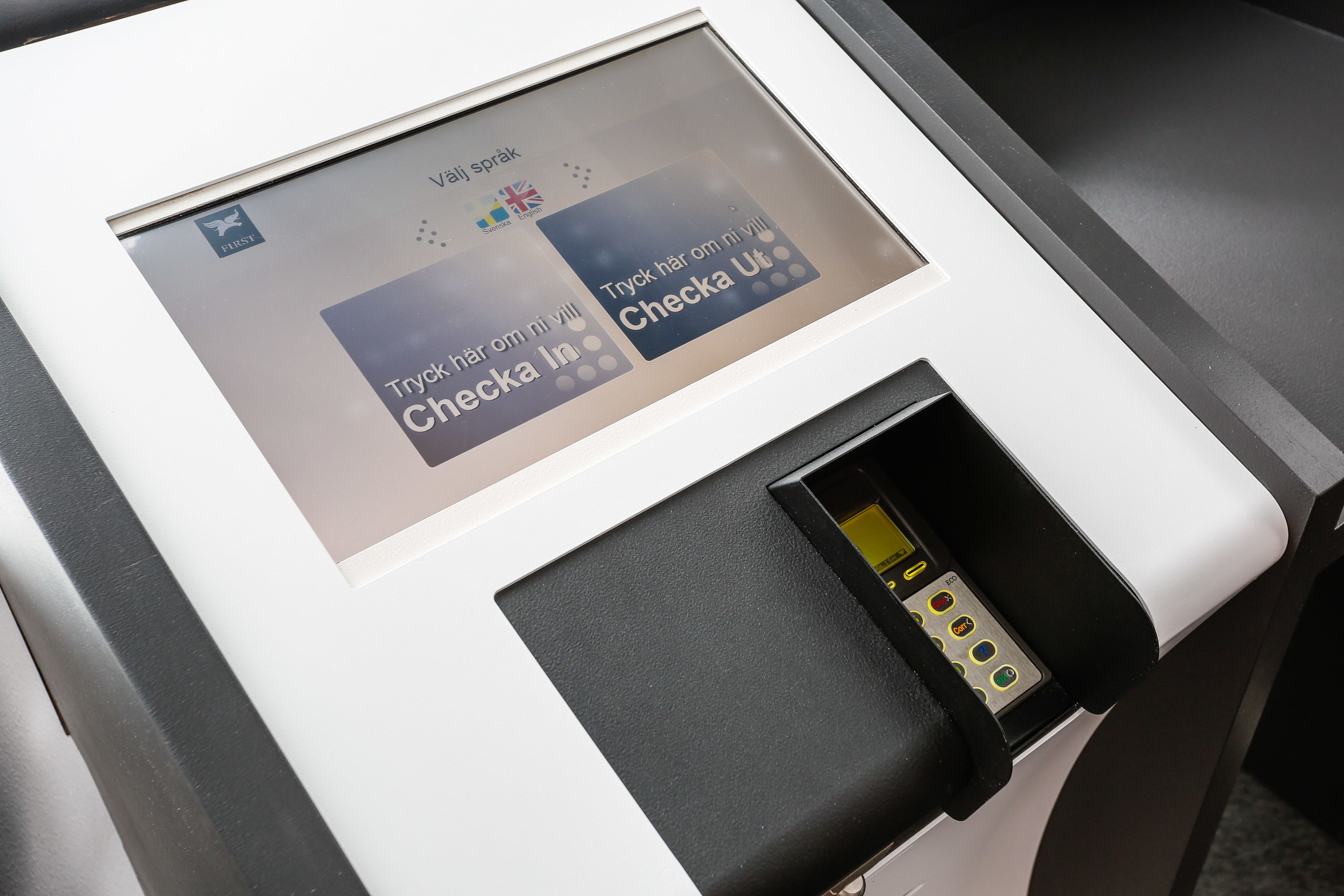 Ein Selbstbedienungskiosk mit Touchscreen, Kartenleser und Tastenfeld.