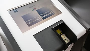 Ein Selbstbedienungskiosk mit Touchscreen, Kartenleser und Tastenfeld.