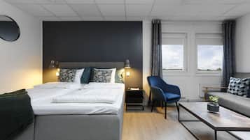 Suite junior, 1 cama King size | Ropa de cama hipoalergénica, cortinas blackout y insonorización