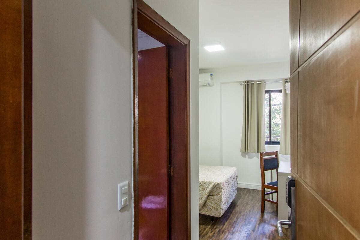 Minibar, escritorio, cortinas blackout y wifi gratis 