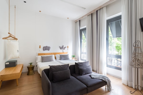 Junior-suite - 2 enkeltsenge - parkudsigt (Single Use) | Dundyner, minibar, pengeskab på værelset, individuel indretning