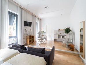 Junior-suite - 2 enkeltsenge - parkudsigt (Single Use) | Dundyner, minibar, pengeskab på værelset, individuel indretning