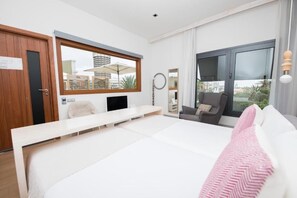 Penthouse, vista al parque | Edredón, minibar y caja de seguridad en la habitación 