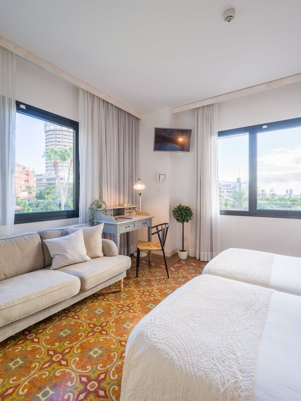 Habitación superior, vista al parque | Área de sala de estar | Televisión de pantalla plana de 32 pulgadas con canales vía satélite 