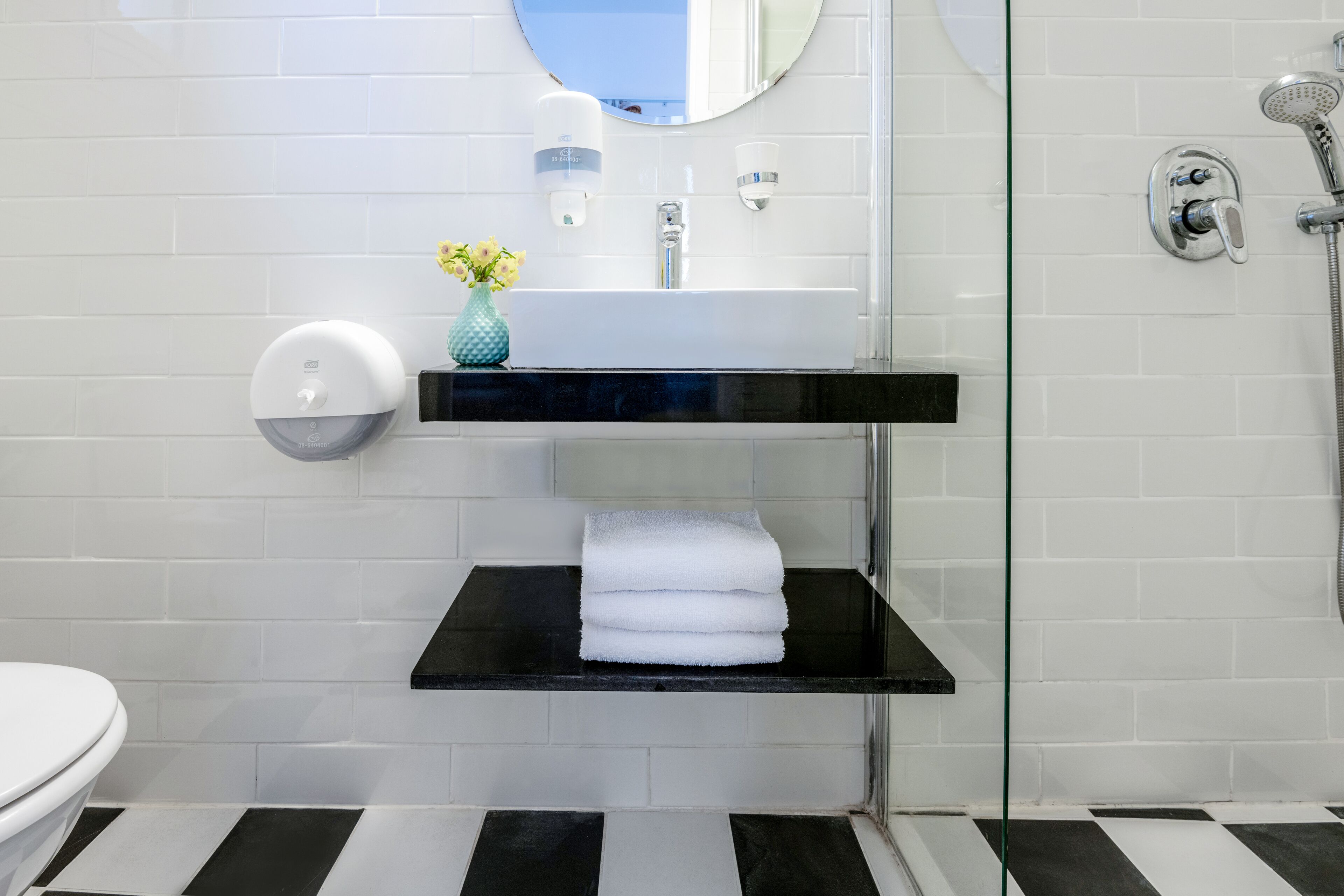 Chambre Familiale, 2 chambres | Salle de bain | Douche, articles de toilette gratuits, serviettes fournies