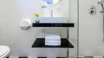 Chambre Familiale, 2 chambres | Salle de bain | Douche, articles de toilette gratuits, serviettes fournies