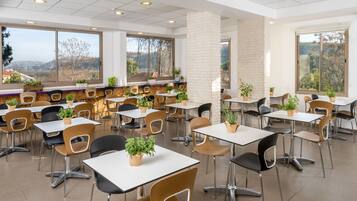 Desayuno buffet diario (ILS 40 por persona)